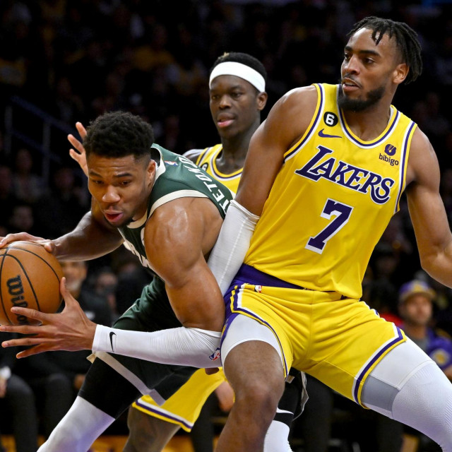 Giannis Antetokounmpo u duelu s Troyem Brownom Jr.