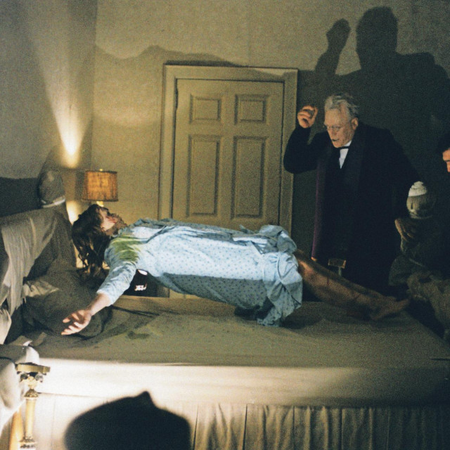 Friedkin i Blatty uspjeli su objasniti warnerovcima da njihovu filmu ne trebaju zvijezde jer je priča dovoljno šokantna. Tako je odlučeno da Max von Sydow igra jednog od egzorcista