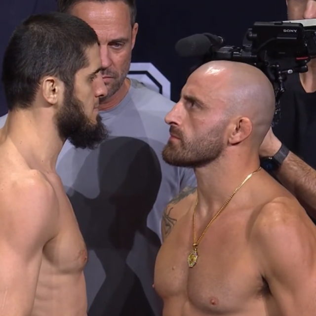 Alexander Volkanovski (desno) i Islam Makhachev (lijevo)
