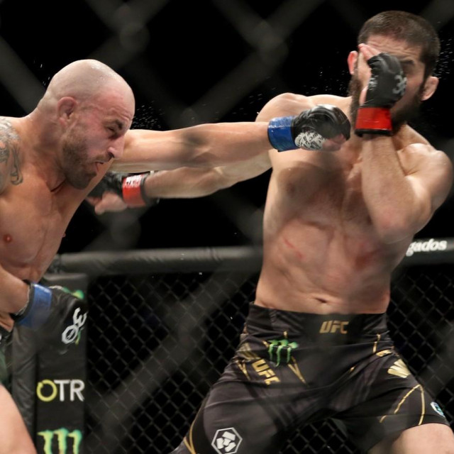 Islam Makhachev (red gloves), Alexander Volkanovski (blue gloves)