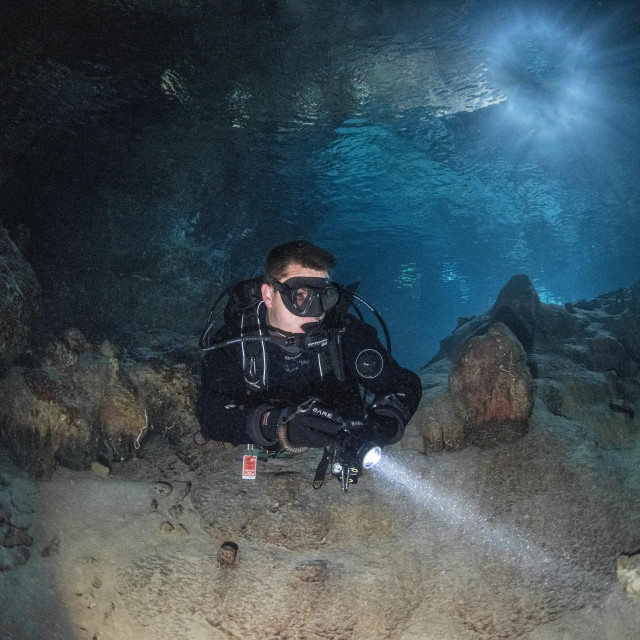 Janis Schoenberger na ulazu u gornju galeriju špilje
 