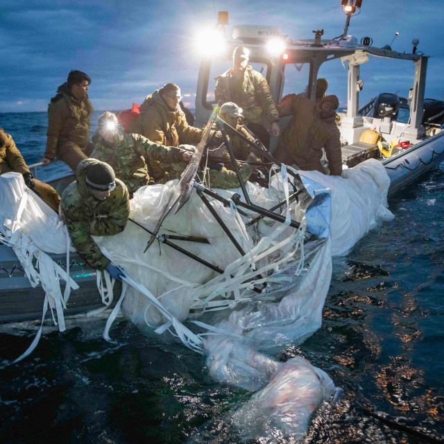 Pripadnici američke mornarice izvlače navodni kineski špijunski balon iz oceana