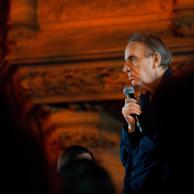 Houellebecq je u razgovoru za Front Populaire otkrio i to da je zagovornik teorije ”velike zamjene”, po kojoj će afričko i azijsko stanovništvo uskoro populacijski pregaziti Europu. ”Velika zamjena nije teorija, nego statistička činjenica”, rekao je pisac