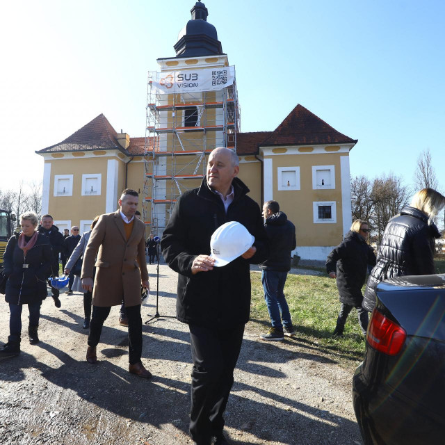Branko Bačić kod Starog grada Lukavca