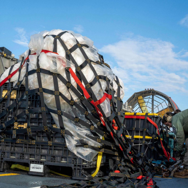 Američka mornarica izvlači srušeni objekt