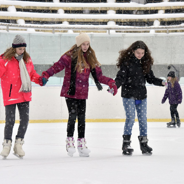 Zagreb, 040116. U sklopu projekta Odmorko zagrebaskim skolarcima je tijekom zimskih praznika omoguceno besplatno klizanje uz predocenje iskaznice Zagrebackog sportskog saveza na gradskim klizalistima. Na fotografiji: klizanje na Salati.