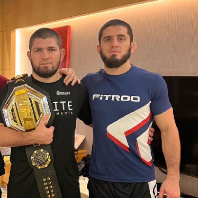 Khabib Nurmagomedov i Islam Makhachev (desno)