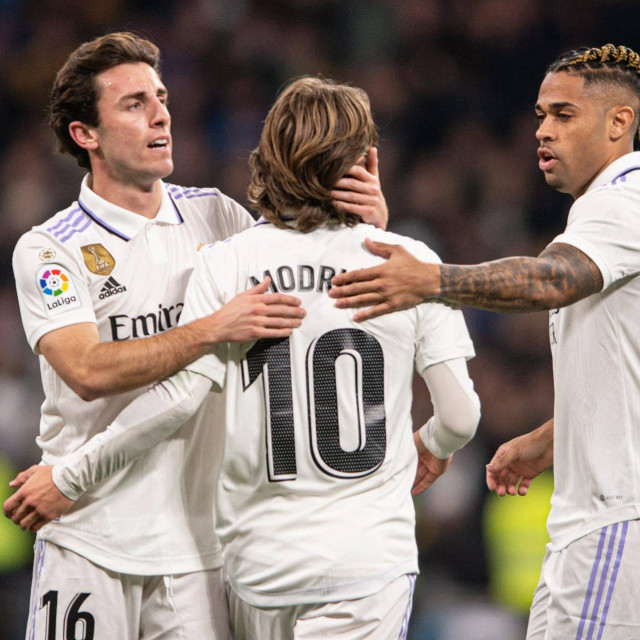 Modrić slavi gol sa suigračima