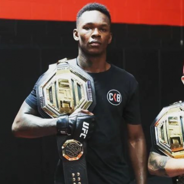 Israel Adesanya (lijevo) i Alex Volkanovski