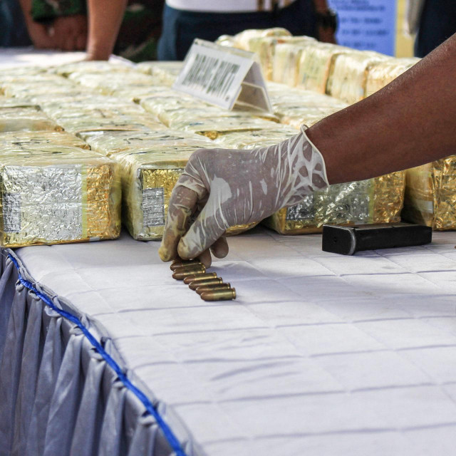 Amfetamini i oružje, ilustracija