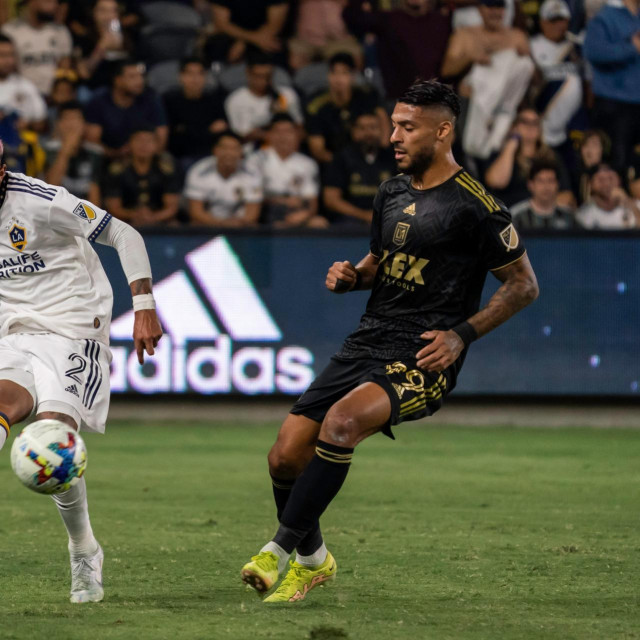 Julian Araujo (desno)