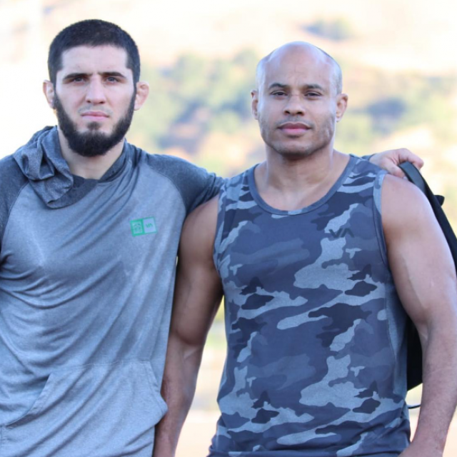 Islam Makhachev (lijevo) i Ali Abdelaziz (desno)