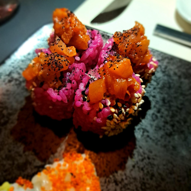 SPICY TEKKA ROLL - tuna, sambal, cikla, avokado,
philadelphia sir