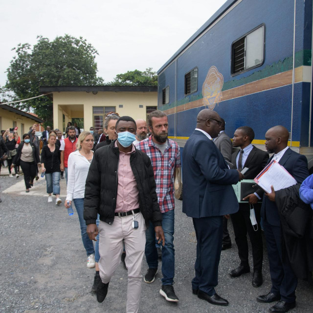 Ndola, 230123.
Oko devet sati osmero Hrvata dovedeno je na otvorenom pick up vozilu na sud u Nandoli gdje je za danas i za srijedu zakazano rociste. U petak su ispunili uvjete za obranu sa slobode i ocekuje se da budu pusteni iz pritvora.
