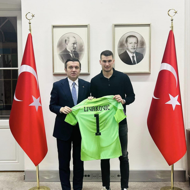 Turski veleposlanik Yavuz Selim Kiran i Dominik Livaković