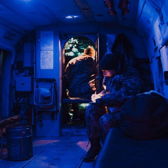 Ukrajinski vojnici u helikopteru Mi-8