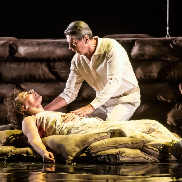 Stječemo dojam da gledamo nekakve namjerno grandiozne skečeve, a ne tragične momente oca kojemu su upravo zaklali sina.