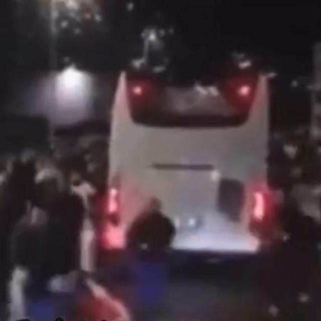 Huligani su napali autobus s navijačima Schalkea