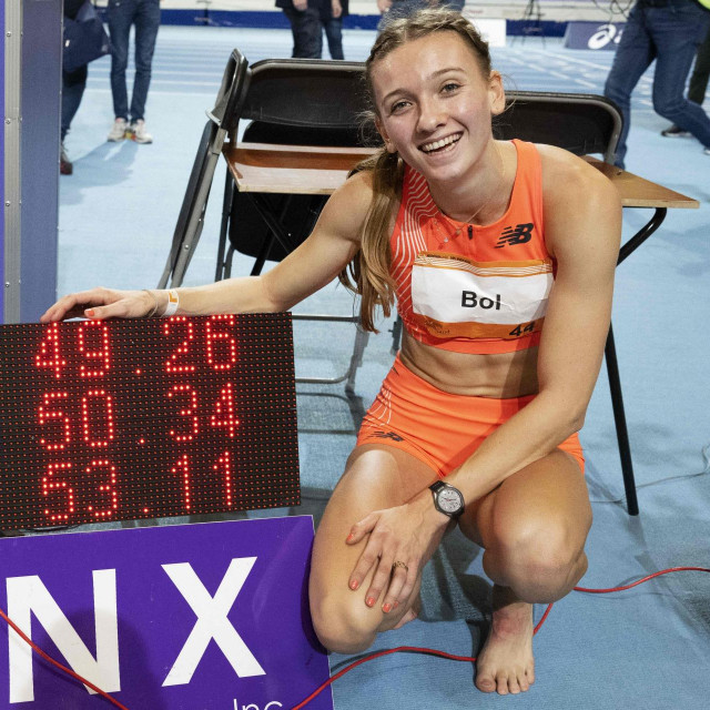 Femke Bol pozira pokraj semafora