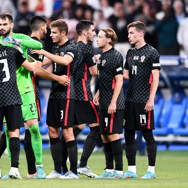 Luka Sučić sa suigračima iz reprezentacije tijekom okršaja Lige nacija protiv Francuske