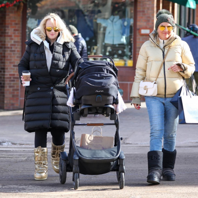 Rebel Wilson i Ramona Agruma sa kćerkom u
Aspenu