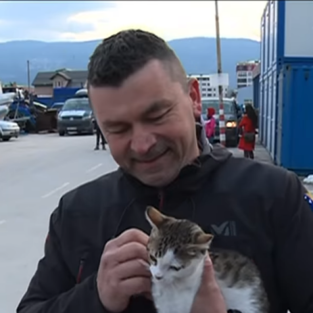 Sabahudin Spahović s mačkom Alejni