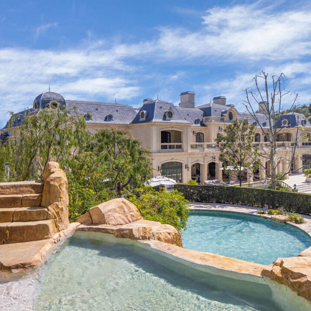 Bazen s umjetnom špiljom
 