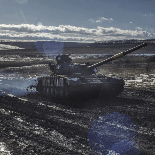 Ukrajinski tenk; Ukrajinski vojnici pored mnoštva granata; Uništeni tenk T-64/Ilustracija