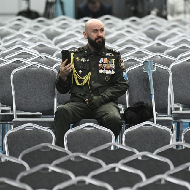 Bratislav Živković snimljen u dvorani u kojoj je Putin održao svoj govor