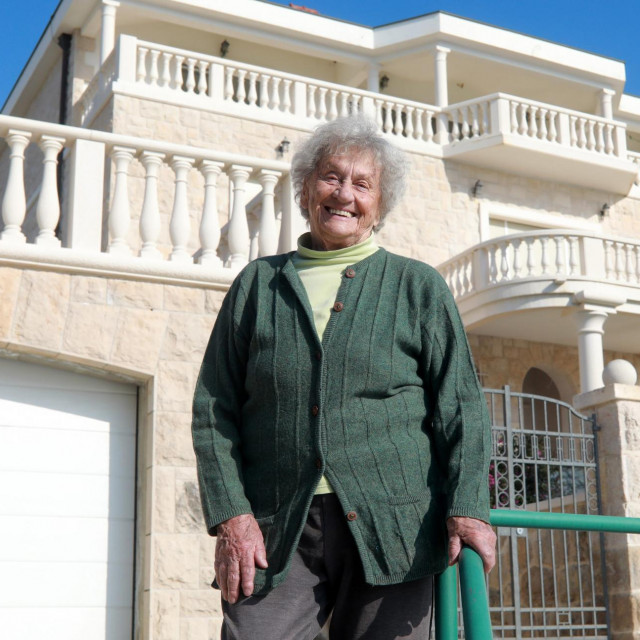 Zulejka Fio, kćerka kapetana Leonidasa Novaka ispred vile