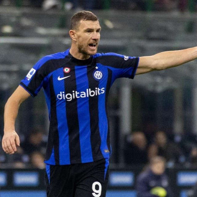 Edin Dzeko of FC Internazionale in action during the Serie A football match between FC Internazionale and Hellas Verona FC at Stadio Giuseppe Meazza in San Siro on January 14, 2023 in Milano, Italy. (Photo by Mairo Cinquetti/NurPhoto) (Photo by Mairo Cinquetti/NurPhoto/NurPhoto via AFP)