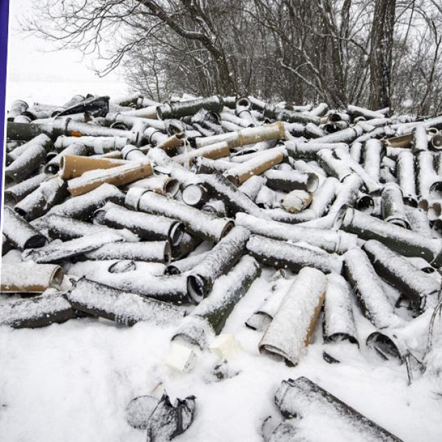 Jens Stoltenberg i streljivo za američke samohodne haubice M109, koje su donirane Ukrajini