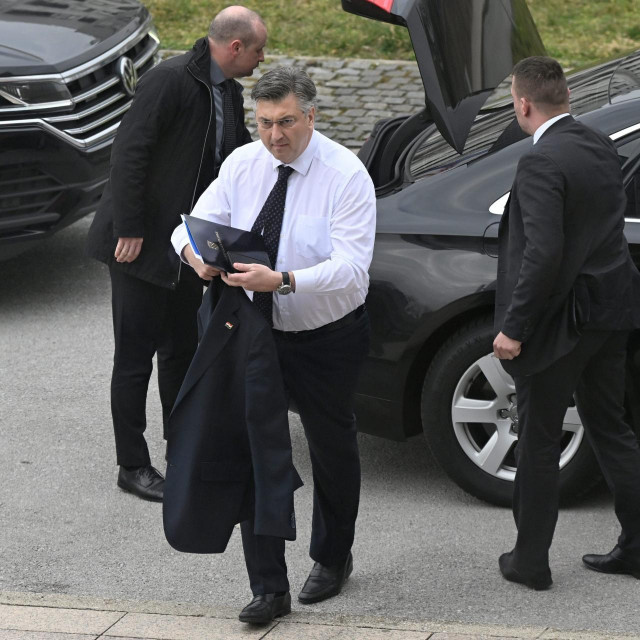 Andej Plenković dolazi na sjednicu Vlade
