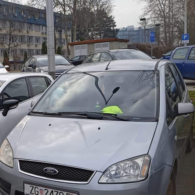 Automobili s kapama ispod vjetrobranskog stakla