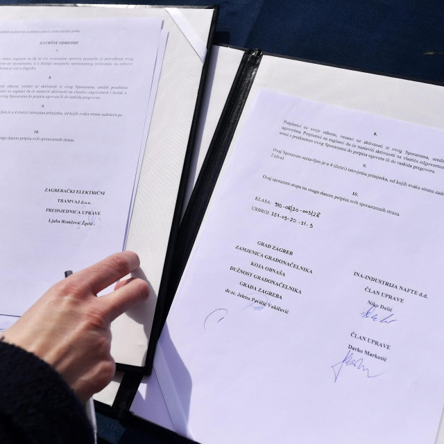 Zagreb, 040321.
Potpisivanje Sporazuma o zajednickoj suradnji Ine i Grada Zagreba na uvodjenju vodika u javni gradski prijevoz koje se odrzalo u Autobusnom pogonu Podsused.
Na fotografiji: sporazum.