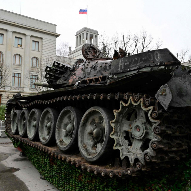 Tenk ispred veleposlanstva