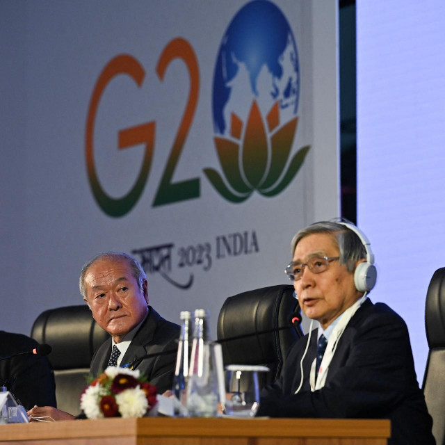 Zamjenik japanskog ministra financija Masato Kanda, ministar financija Shunichi Suzuki te guverner banke Japana