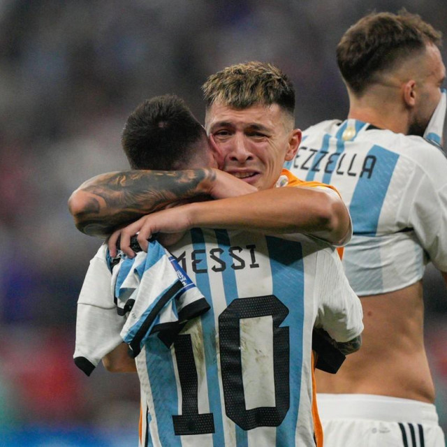 Lisandro Martinez u zagrljaju s Lionelom Messijem