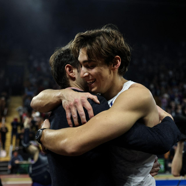  Armand Duplantis i Renaud Lavillenie u zagrljaju