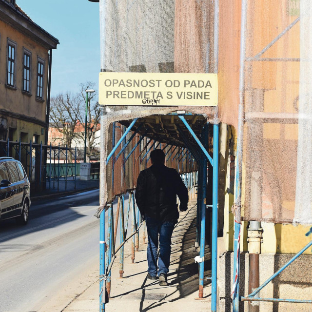 U ovom trenutku u Karlovcu Grad osigurava šest derutnih objekata