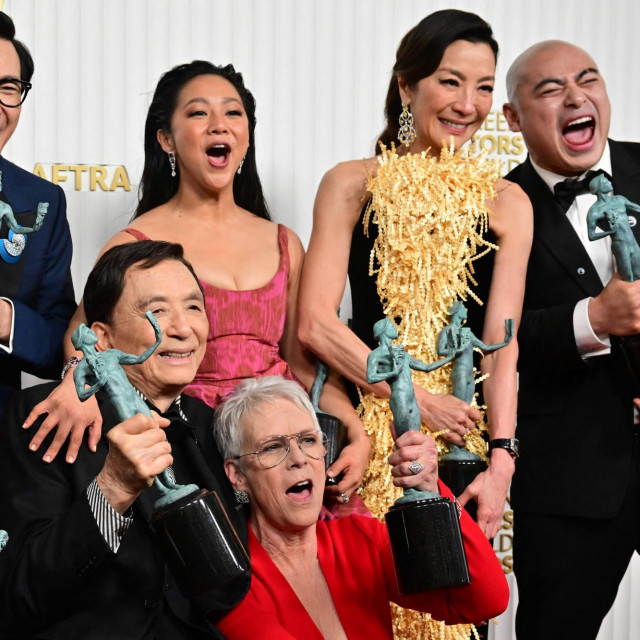 Glumci Michelle Yeoh, Ke Huy Quan, Stephanie Hsu, Jamie Lee Curtis i James Hong