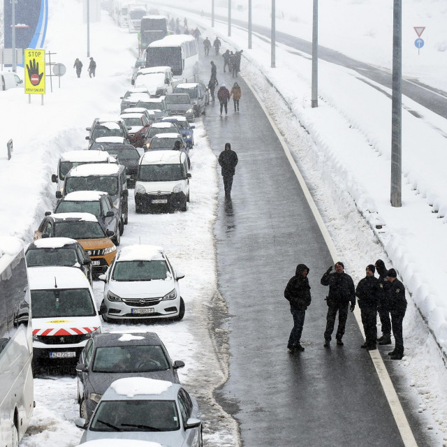 Velika kolona na odmorištu Zir na A1