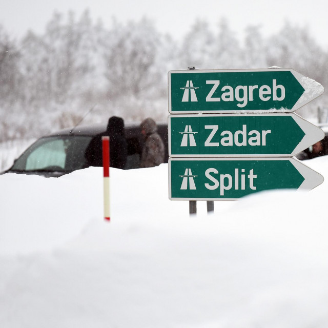 Mnogi automobili tijekom vikenda zapeli su u snijegu