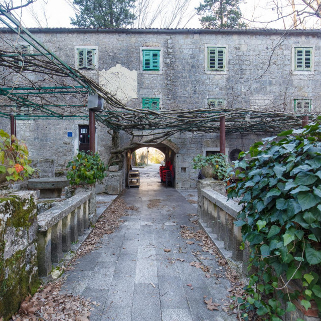 Izletište Radmanove mlinice uz Cetinu kraj Omiša