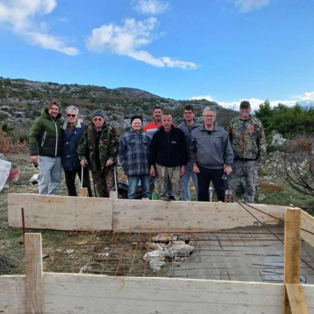 Alen Bokšić (prvi lijevo) s društvom