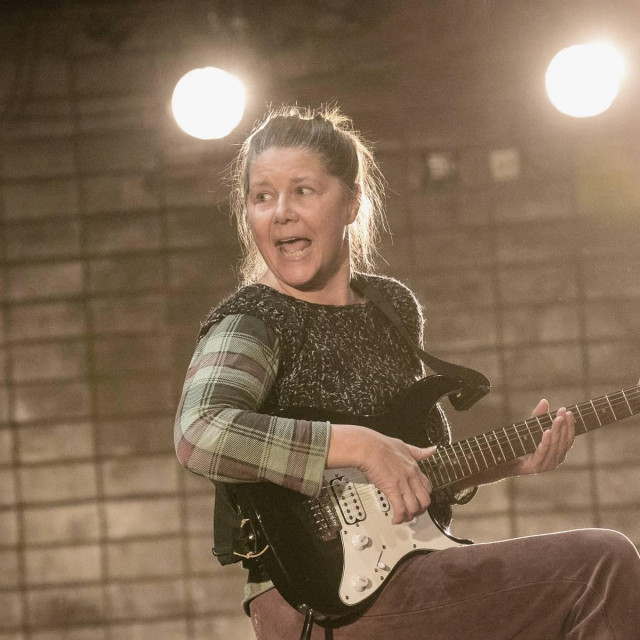 Nataša Dorčić u ulozi sveučilišne profesorice Vesne Baković u predstavi ‘Moj muž‘

 