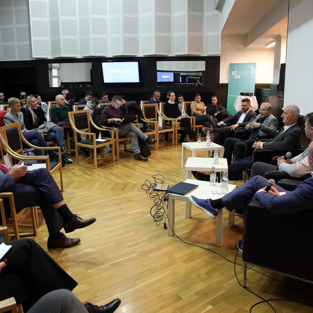Predstavljanje Nuqleusa na FER-u. Na panelu sudjelovali Alan Sumina (Nanobit), Damir Sabol (Photomath), Ivan Petrovic (FER), Hrvoje Džapo (FER) i Davor Runje (CISEx)