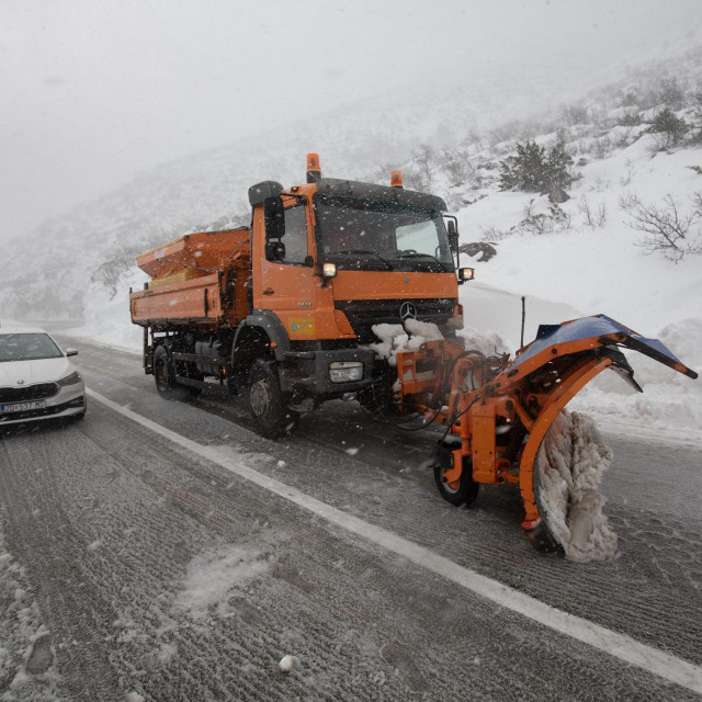 Bageri i ralice neprestano rade na čišćenju snijega