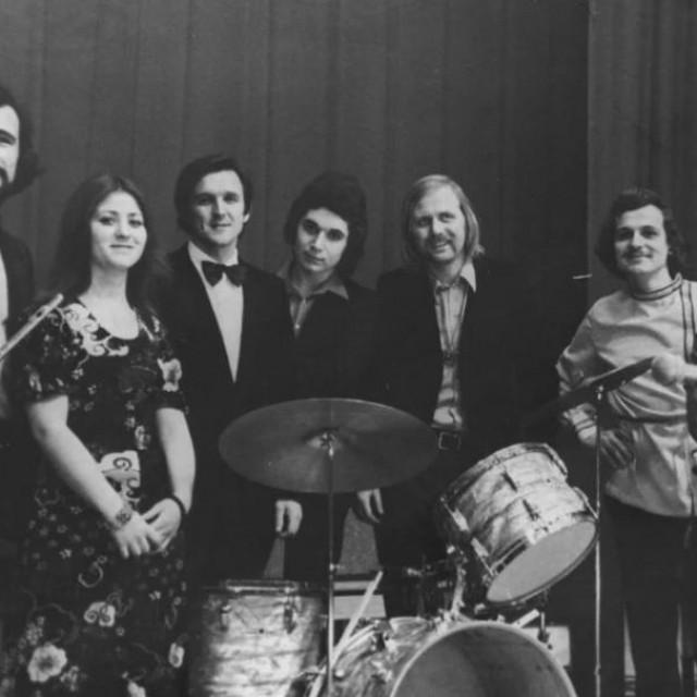 Arsen Lukić (treći slijeva) u društvu svojih ”Delfina” među kojima su tada bili i Saša Lukić, Meri Cetinić, Milo Vasić (danas poznat kao Jasmin Stavros), Pavle Kolarov...