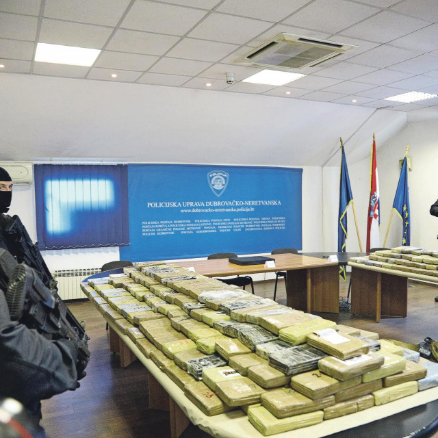 Ilustracija, policija s paketima droge